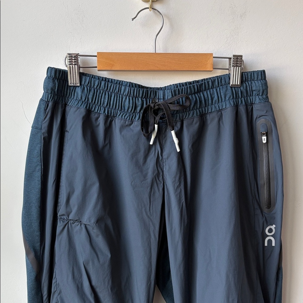 ON Running Pants Navy Pockets Zip Ankles Athletic Performance Size M Flaw* - Picture 4 of 14